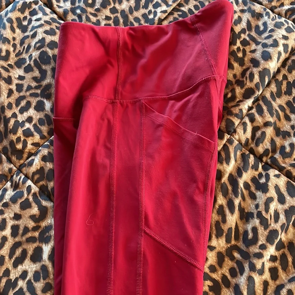 Knockout VS capri leggings with side and back pockets (XS) - Picture 2 of 5